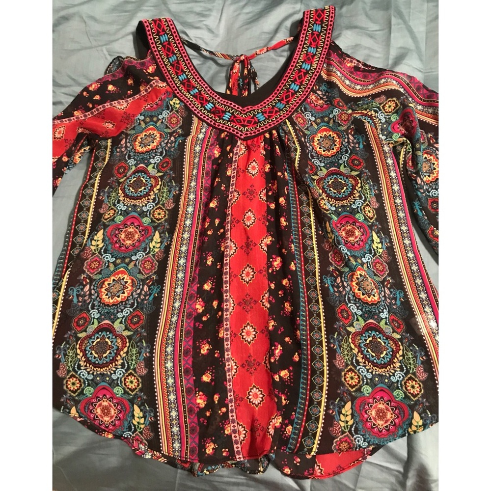 Beautiful top with shoulder opening